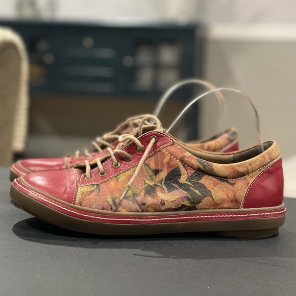 L'ATISTE Shoes - L'Artiste Spring Step Women's Red Floral Lace Up Casual Shoes